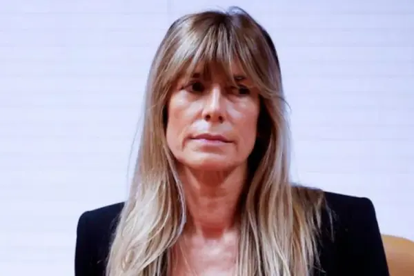 The Court removes the precautionary measures against Begoña Gómez and sends her to trial for two crimes