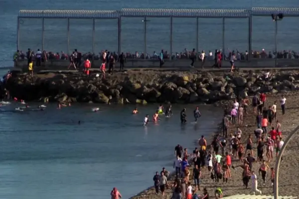 The PP proposes authorizing immediate returns for those who enter Ceuta and Melilla by swimming