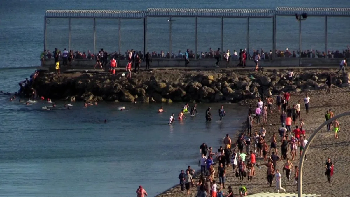 The PP proposes authorizing immediate returns for those who enter Ceuta and Melilla by swimming