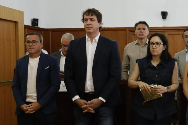 The brother of the Prime Minister David Sánchez (in the center) at the Badajoz Court