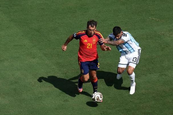 Cuti Romero pressures Oyarzabal 