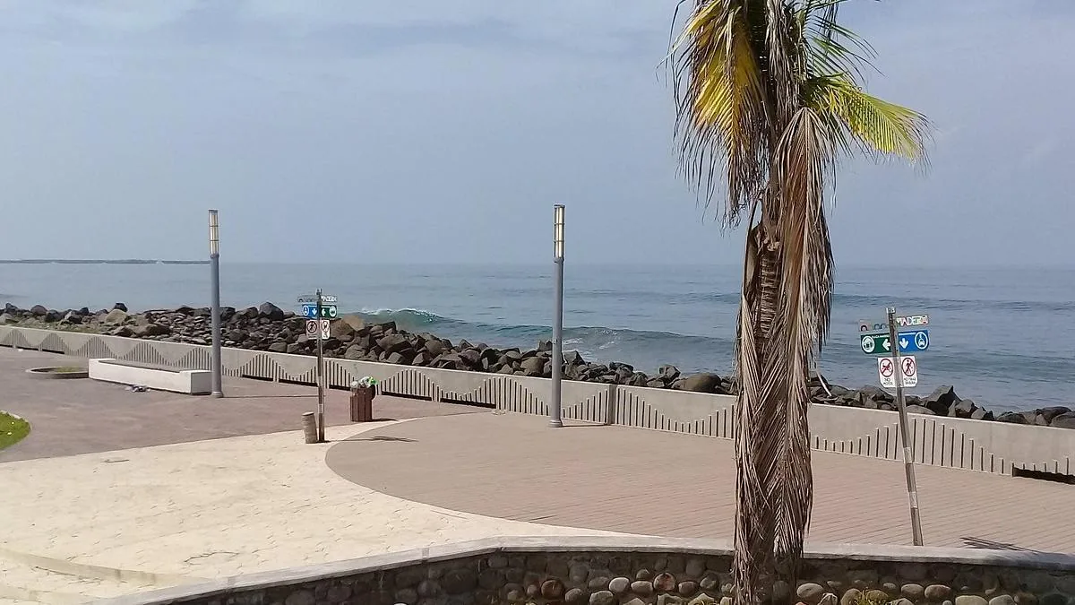 A strong 7.4 magnitude earthquake shakes the Mexican coast, near Guatemala, and triggers a tsunami alert