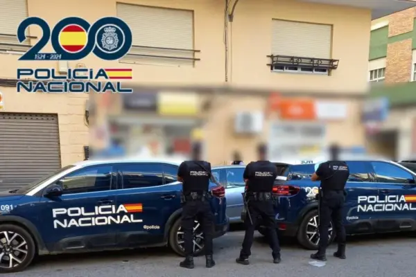 The Police dismantle a network of 60 people who forged documents for foreigners