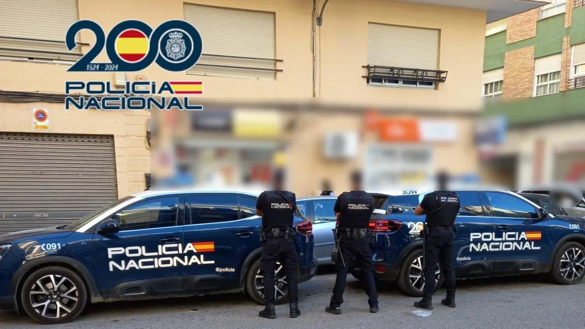 The Police dismantle a network of 60 people who forged documents for foreigners