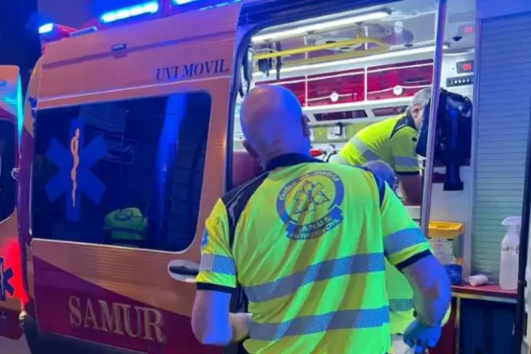A 63-year-old man, in very serious condition after drowning in the municipal swimming pool of Usera