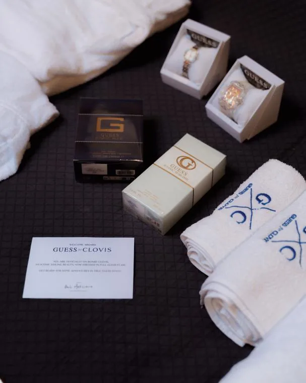 Detalles y productos de GUESS