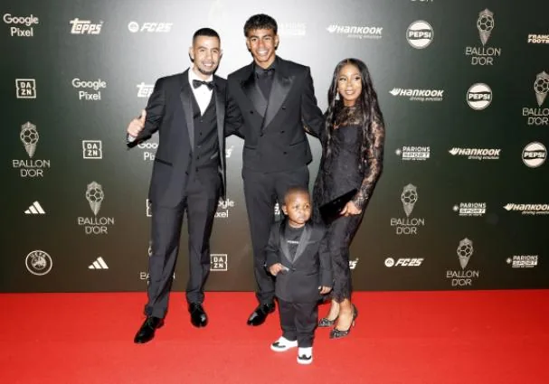 Lamine Yamal poses with his parents, Mounir Nasraoui and Sheila Ebana, and his younger brother, Keyne. 