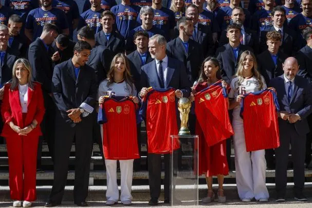 The King and Queen, Leonor and Sofia with the jersey of the two-time champions