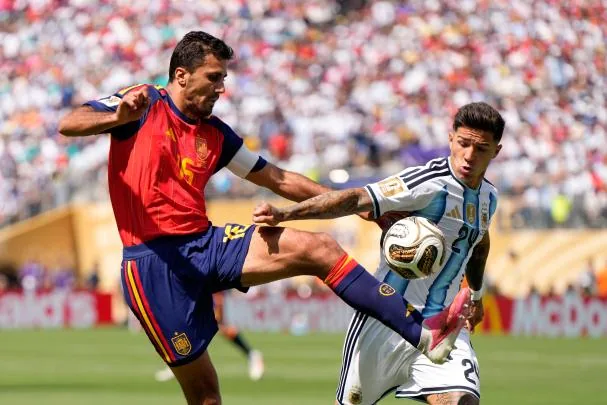 Rodri controla un balón ante Montiel