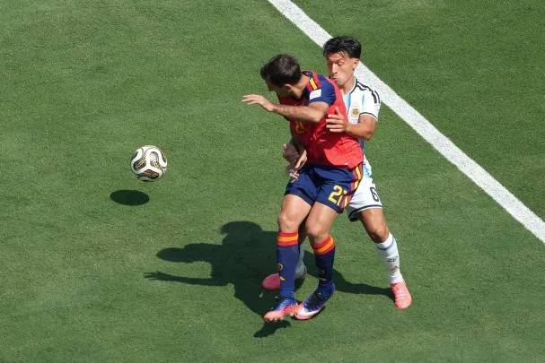 Lisandro Martínez matched up with Oyarzabal 