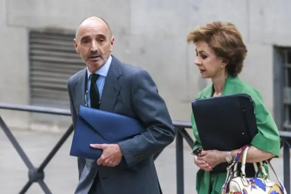 Julio Martínez is positioned as the 'go-between' for Zapatero's businesses