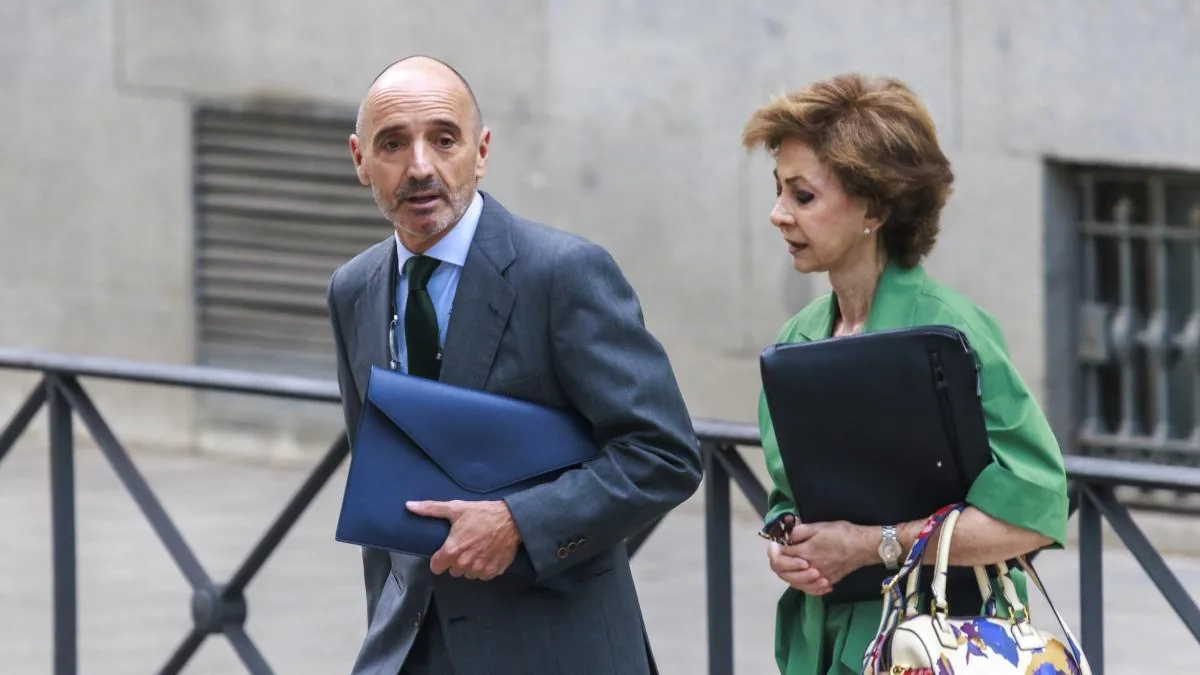 Julio Martínez is positioned as the 'go-between' for Zapatero's businesses
