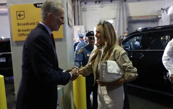 The King greets the First Lady of the United States, Melania Trump, on Saturday at the MetLife Stadium facilities in New Jersey