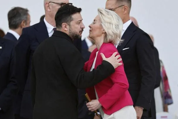 The Ukrainian president, Volodymyr Zelensky, greets the president of the European Commission, Ursula von der Leyen, before the Paris parade