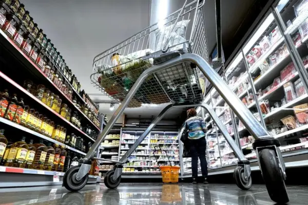 What do the neighbors of Barcelona eat? There are areas without access to fresh and healthy products