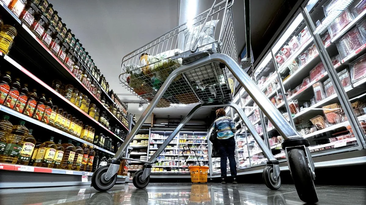 What do the neighbors of Barcelona eat? There are areas without access to fresh and healthy products