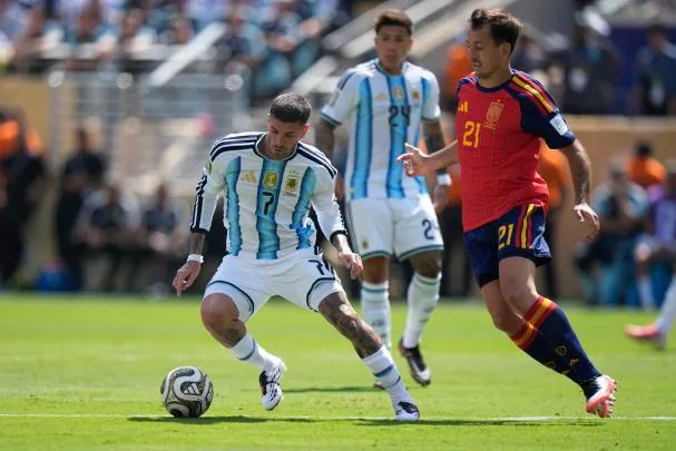 Rodrigo De Paul takes a ball from Oyarzabal 