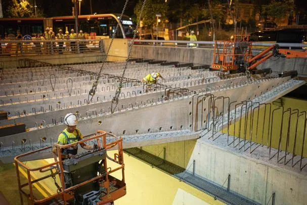 Installation work of one of the pieces that will form the future slab over the Ronda de Dalt between Vallcarca avenue and the Vall d'Hebron institute