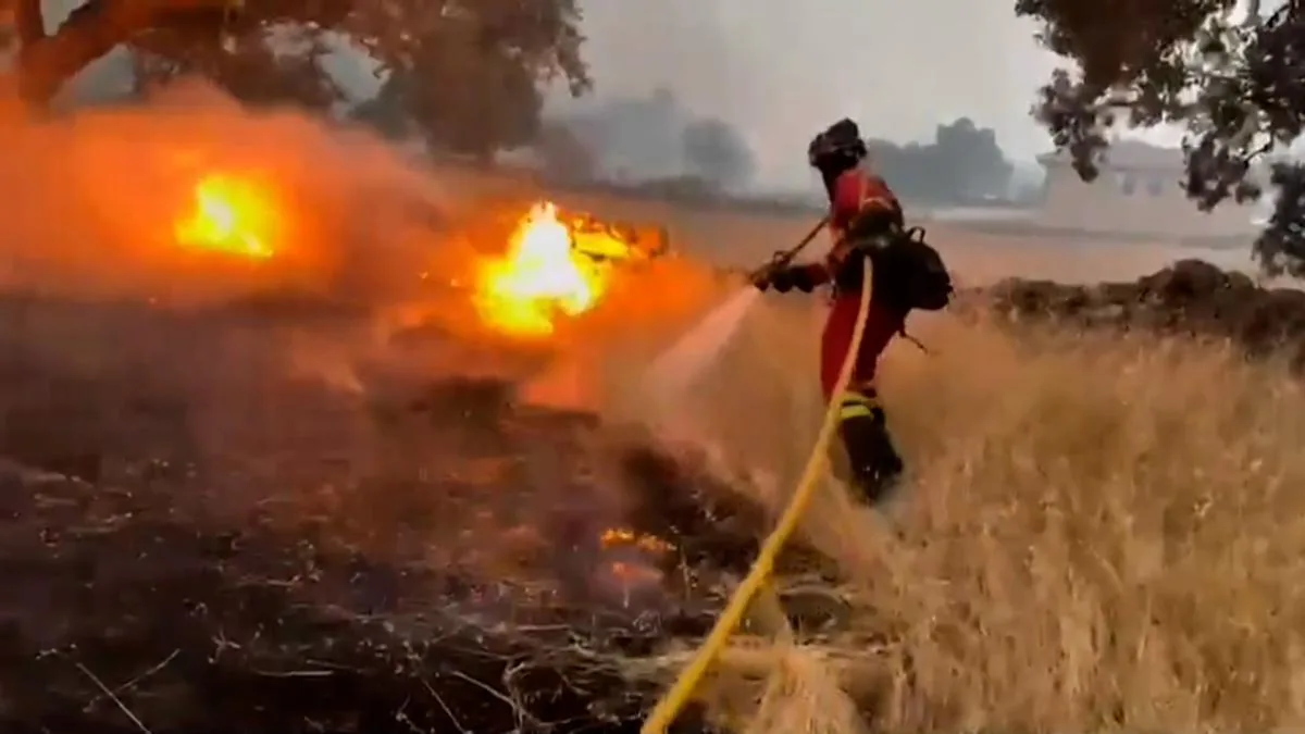 The fire in Zamora reduces its danger but forces the evacuation of two new towns