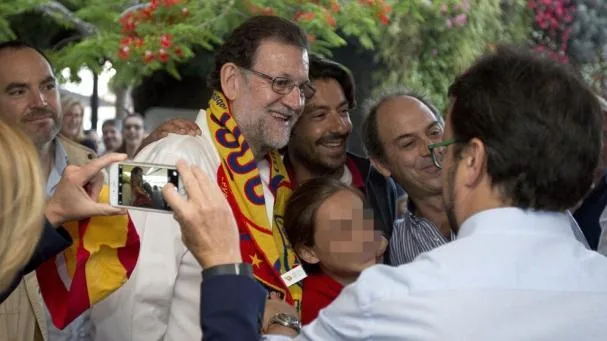 Mariano Rajoy, siguiendo un partido de la selección española en 2016