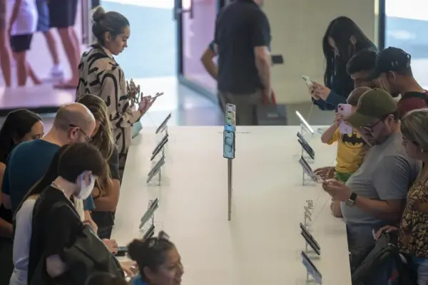 The ‘fast tech’ trap: why we replace our mobile phone so often
