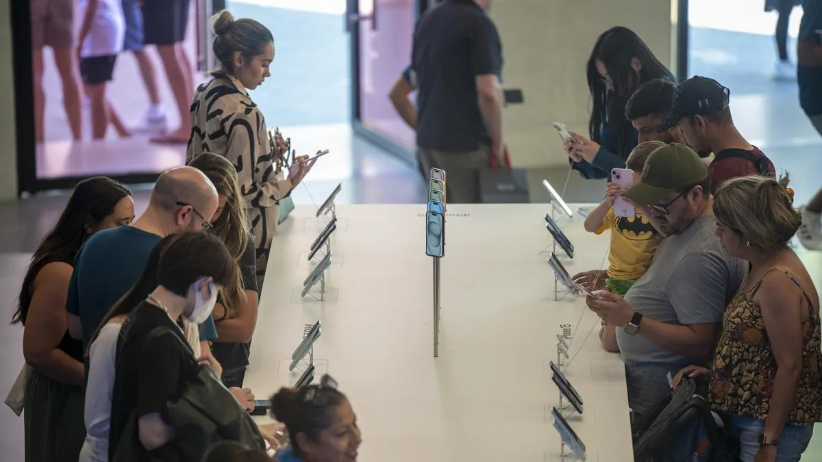 The ‘fast tech’ trap: why we replace our mobile phone so often
