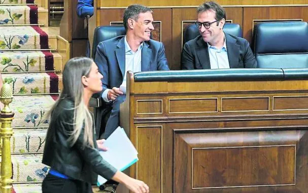 La diputada de Junts Miriam Nogueras pasa ante el escaño de Pedro Sánchez