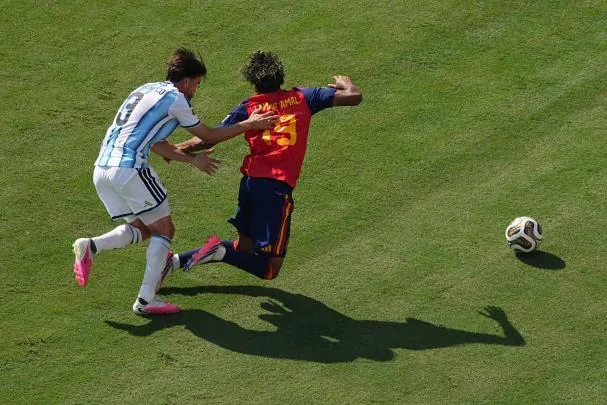 Lamine Yamal sufre una falta en el partido.