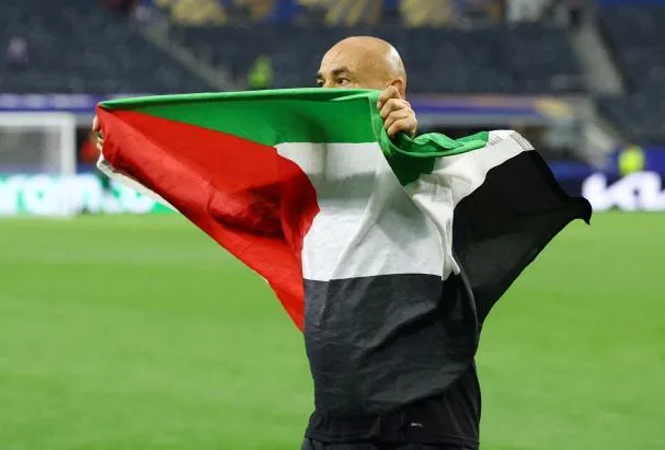 l seleccionador de Egipto, Hossam Hassan, acudió al encuentro contra Australia con una bandera palestina