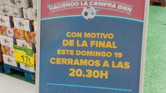 Informative poster about early closing at a Carrefour