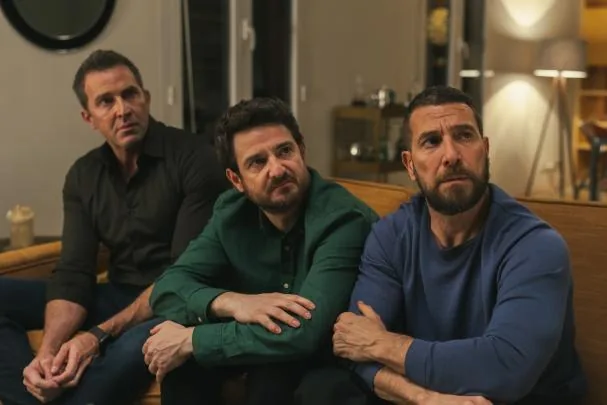 MACHOS ALFA S04 Fernando Gil as Pedro, Gorka Otxoa as Santi, Raúl Tejón as Raúl in episode 40 of MACHOS ALFA S04. Cr. Manuel Fiestas/Netflix © 2025