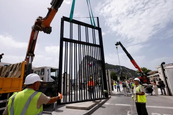 Trabajadores retiran la valla fronteriza entre Gibraltar y España tras la entrada en vigor del acuerdo UE-Reino Unido