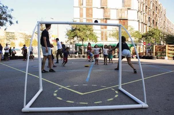 Children playing in the Supermanzana del Poblenou, in Barcelona