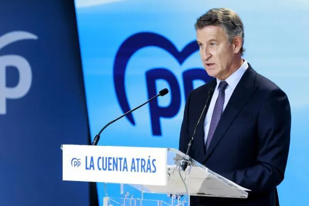The leader of the PP, Alberto Núñez Feijóo, reviews the political year