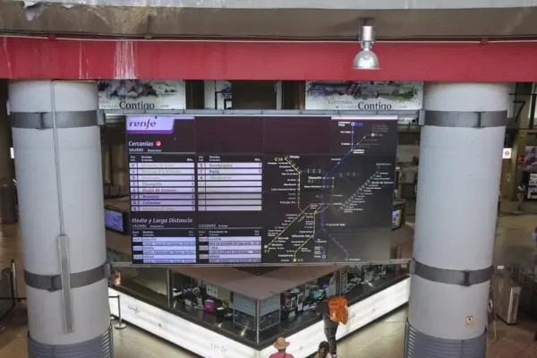Delays on commuter trains at Atocha due to power supply failure caused by construction works