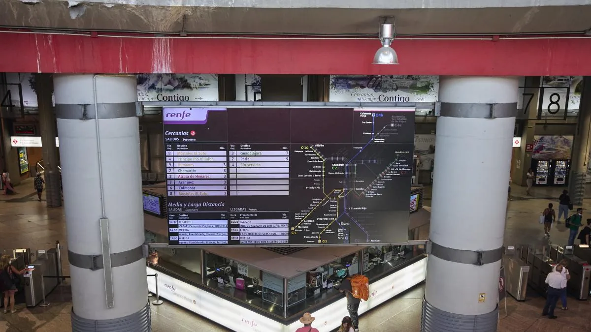 Delays on commuter trains at Atocha due to power supply failure caused by construction works