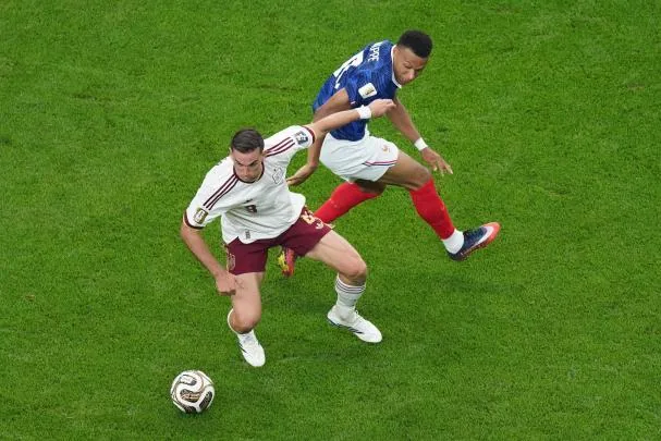 Kylian Mbappé disputa el balón con Fabián Ruiz