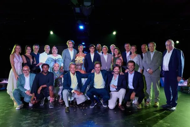 The final photo with artists, guests and politicians