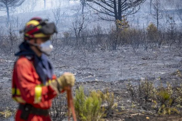 Efectivos de la Unidad Militar de Emergencias (UME) trabajan en el incendio de La Mierla, en Guadalajara, que se encuentra “fuera de su capacidad de extinción” 
