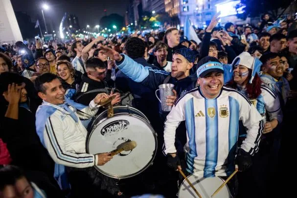 Seguidores argentinos celebran el pase a semifinales tras la victoria contra Suiza