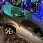 A car ends up embedded in the Begoña metro after a collision with another car on the Castellana
