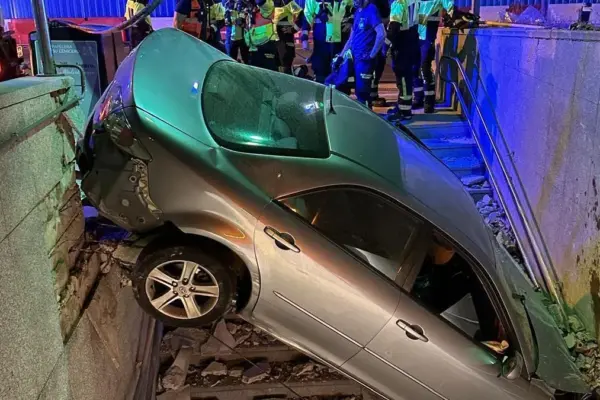 A car ends up embedded in the Begoña metro after a collision with another car on the Castellana