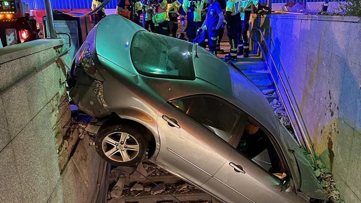 A car ends up embedded in the Begoña metro after a collision with another car on the Castellana