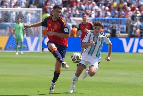 Julián Álvarez pressures Laporte in the ball exit 