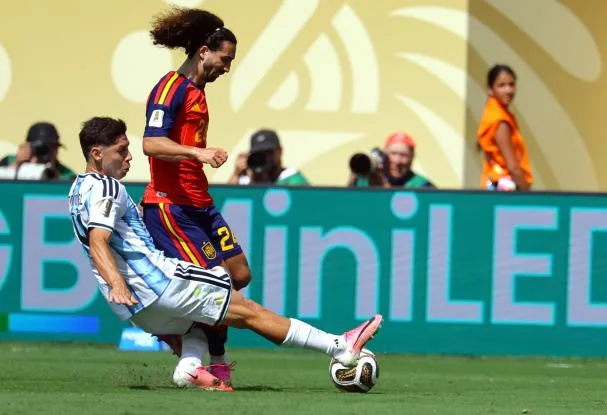 Gonzalo Montiel goes low on Cucurella 