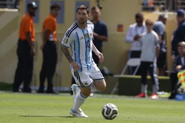 Lionel Messi dribbles a ball looking for a pass 