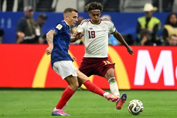Lucas Digne in his duel with Lamine Yamal