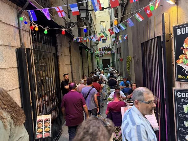 This illegal terrace looked like this a few days ago