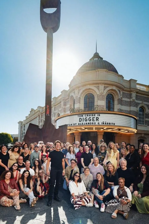Tom Cruise posando en los estudios de Warner Bros 