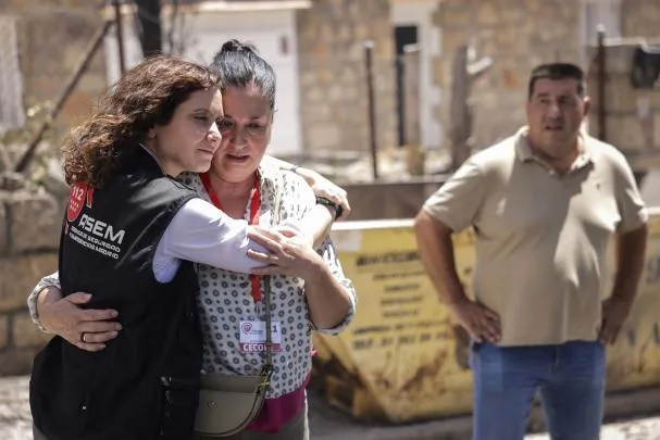 Isabel Díaz Ayuso abraza a una afectada por los incendios en El Encinar del Alberche, en Villa del Prado, una de las áreas más afectadas por el incendio que se decretó ayer en Almorox (Toledo)